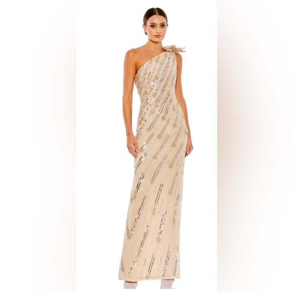 Mac Duggal Dresses & Skirts - *Mac Duggal Embellished Floral Detail One Shoulder Gown NWT Size 6